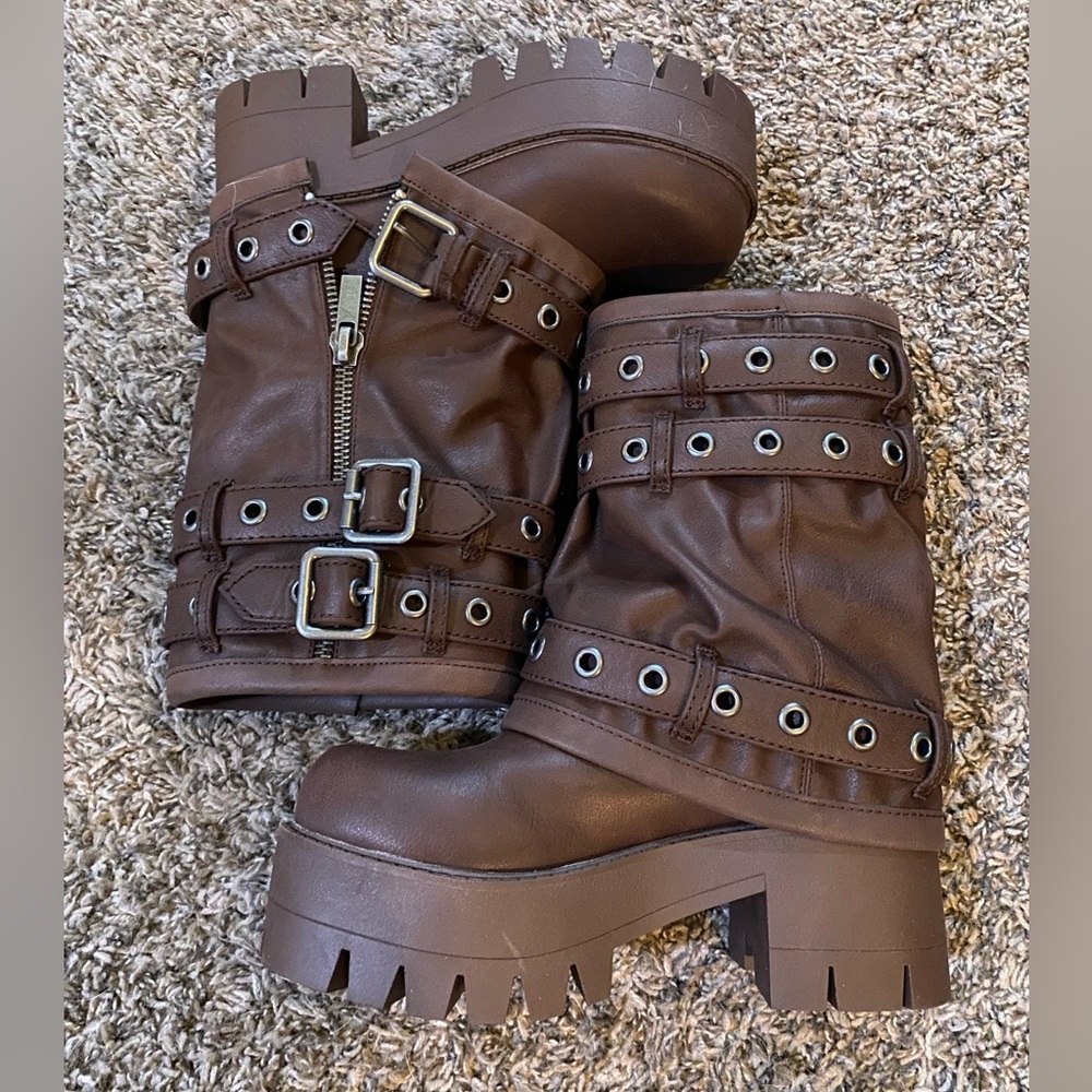 Brown Darker Wavs fold over boots with grommets .!!